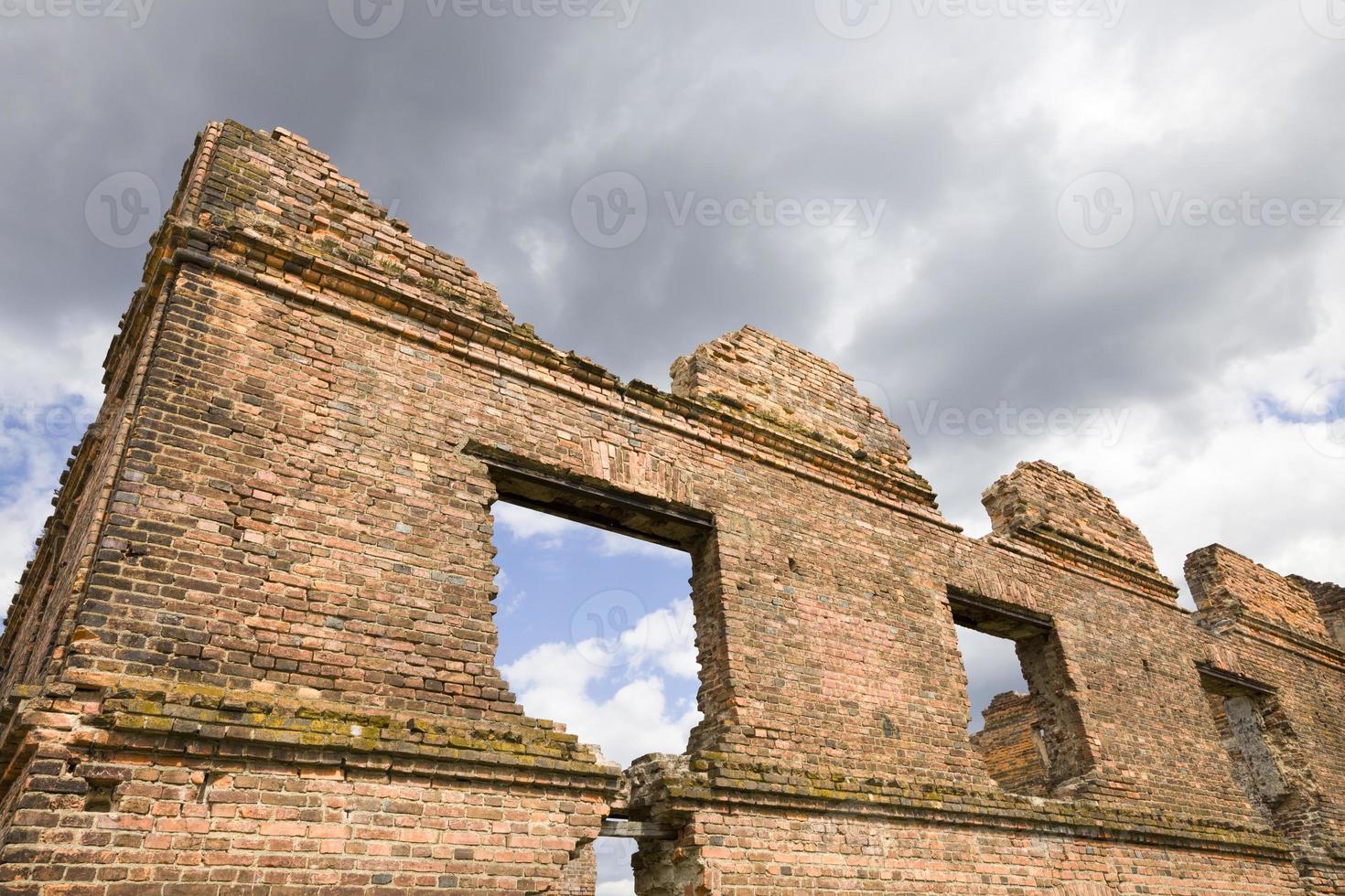 pared de ladrillo antiguo destruido foto