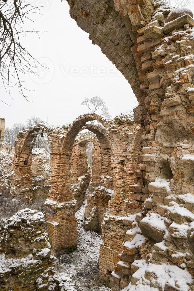 arcos de ladrillo en ruinas foto