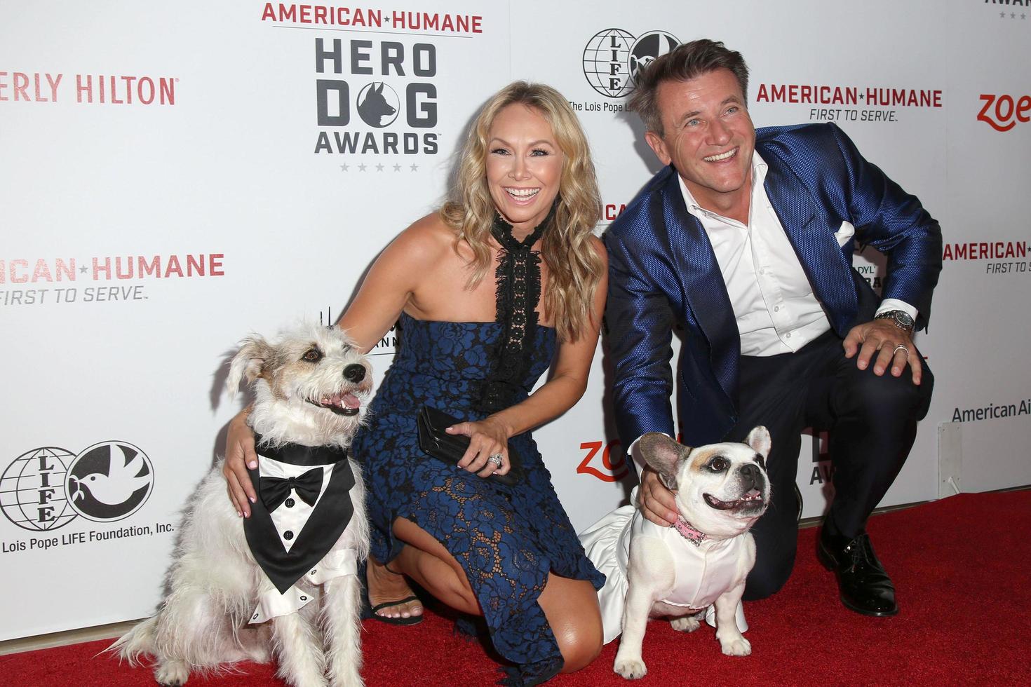 los angeles, 10 de septiembre - kym johnson, robert herjavec en los premios american humane hero dog 2016 en el beverly hilton hotel el 10 de septiembre de 2016 en beverly hills, ca foto