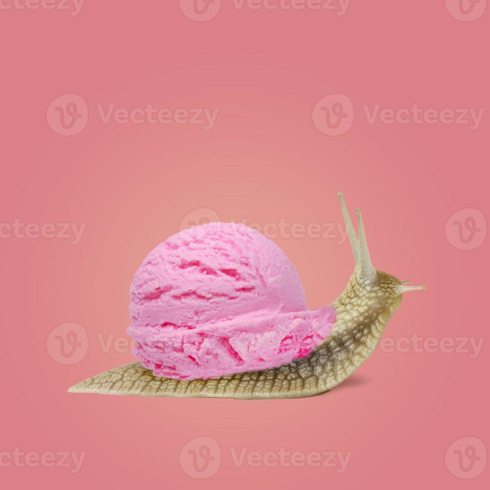 caracol lleva helado sobre un fondo rosa. concepto de verano. Idea creativa. foto