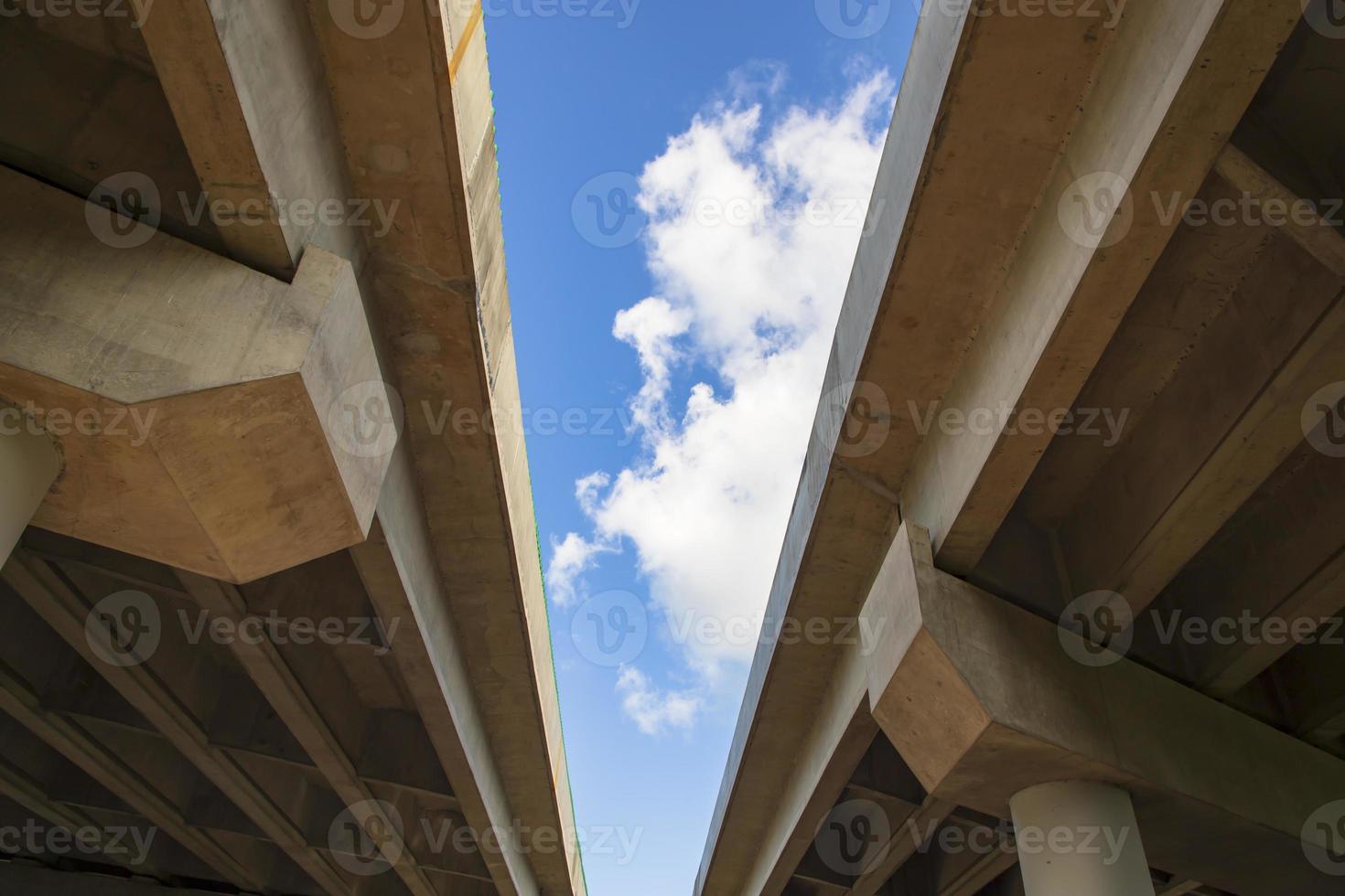 vista hacia el cielo de la intersección de bhanga el puente de la autopista en dhaka-bangladesh foto