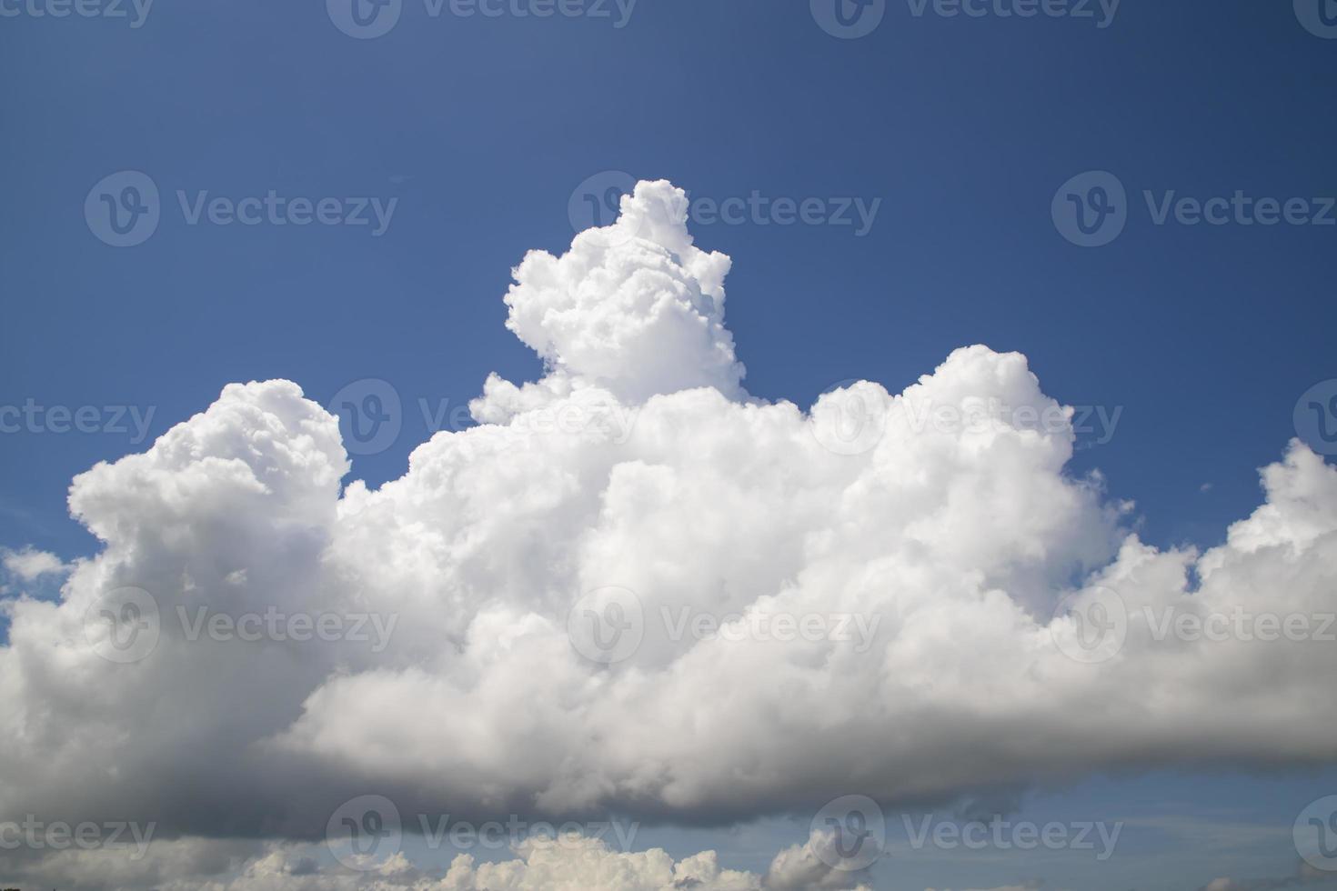 hermoso cielo azul con vista de fondo natural de nube blanca foto