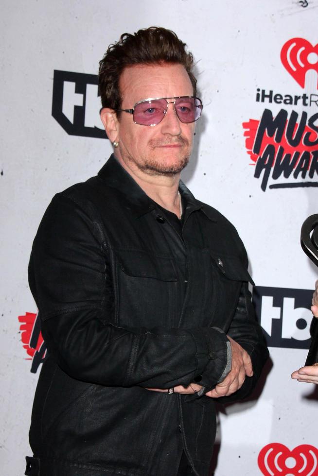 los angeles, 3 de abril - bono en la sala de prensa de los iheart radio music awards 2016 en el foro el 3 de abril de 2016 en inglewood, ca foto