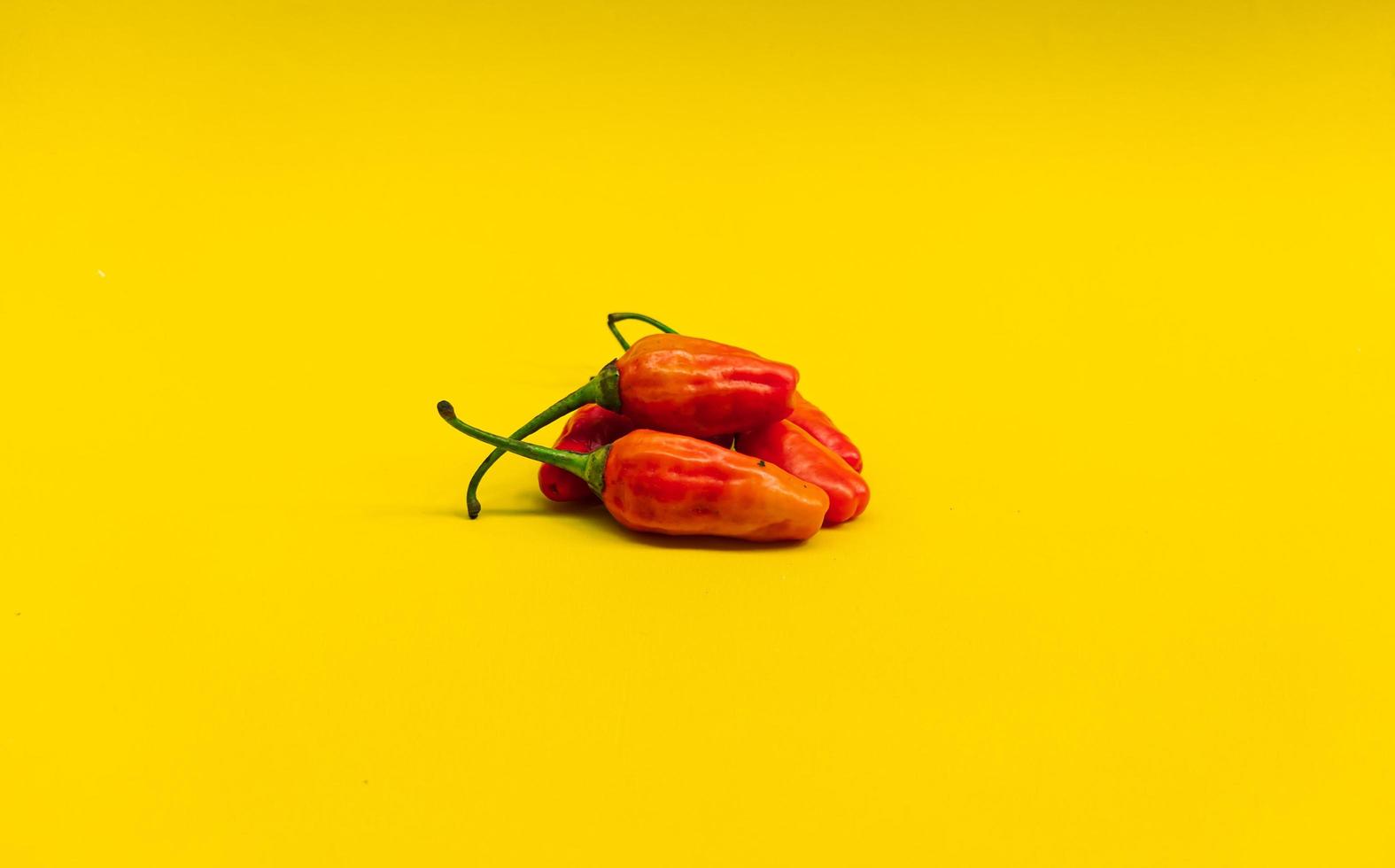 foto de primer plano de chile rojo con fondo amarillo aislado