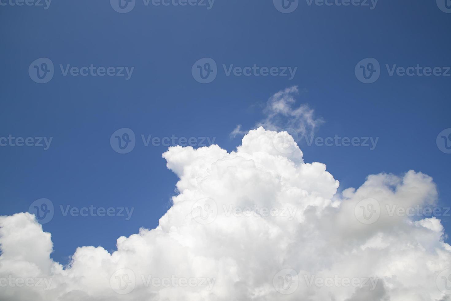 hermoso cielo azul con vista de fondo natural de nube blanca foto