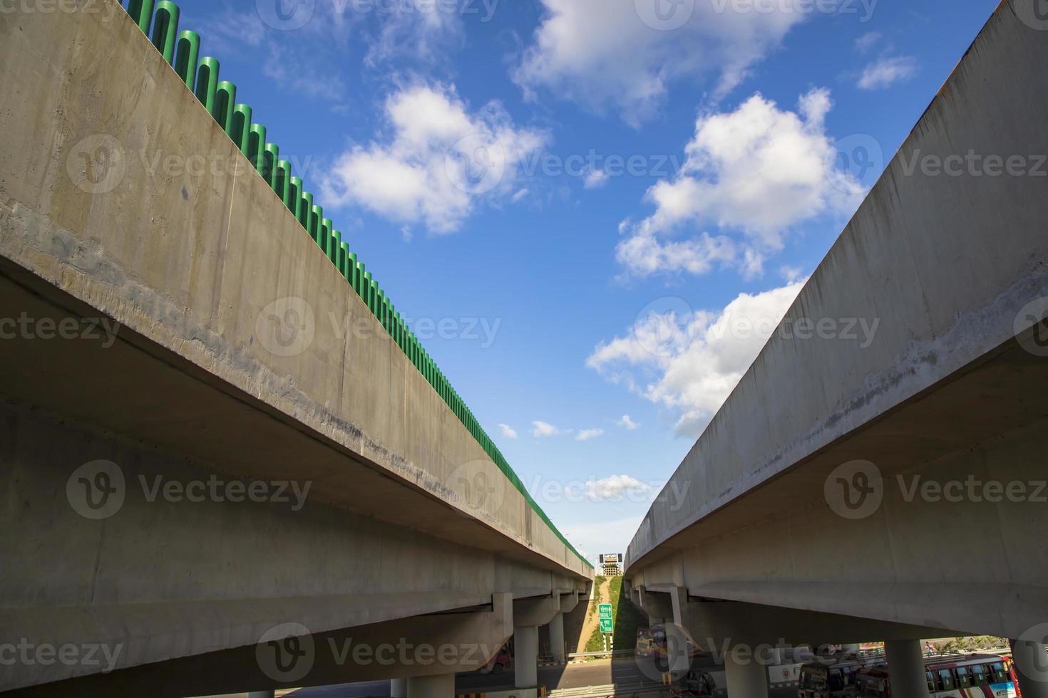 vista hacia el cielo de la intersección de bhanga el puente de la autopista en dhaka-bangladesh foto