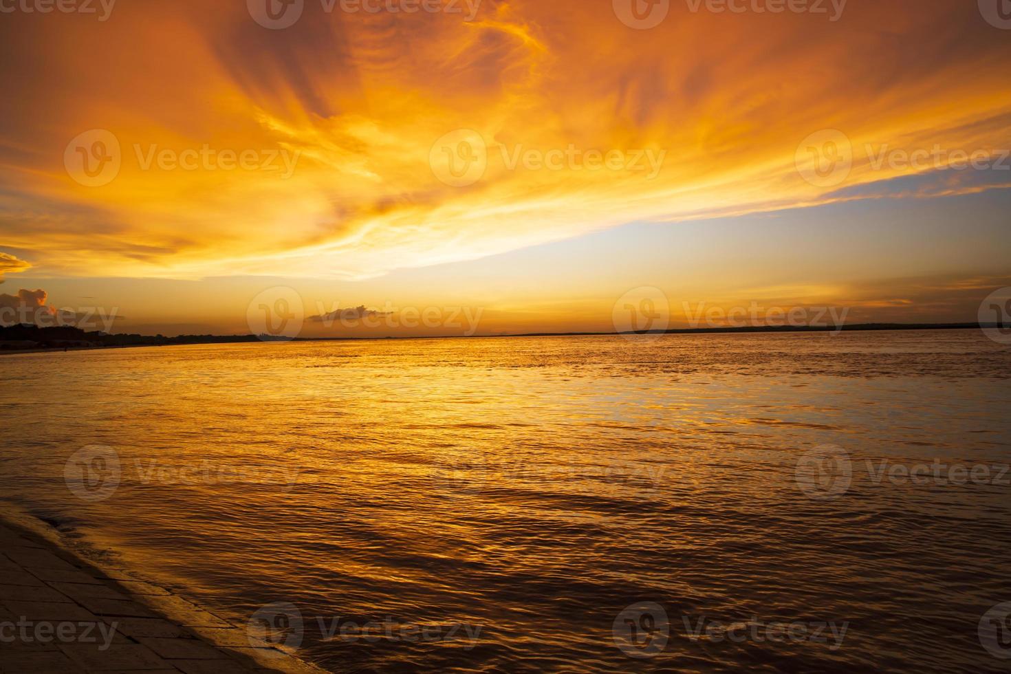 hermosa vista panorámica del mar contra el cielo naranja foto