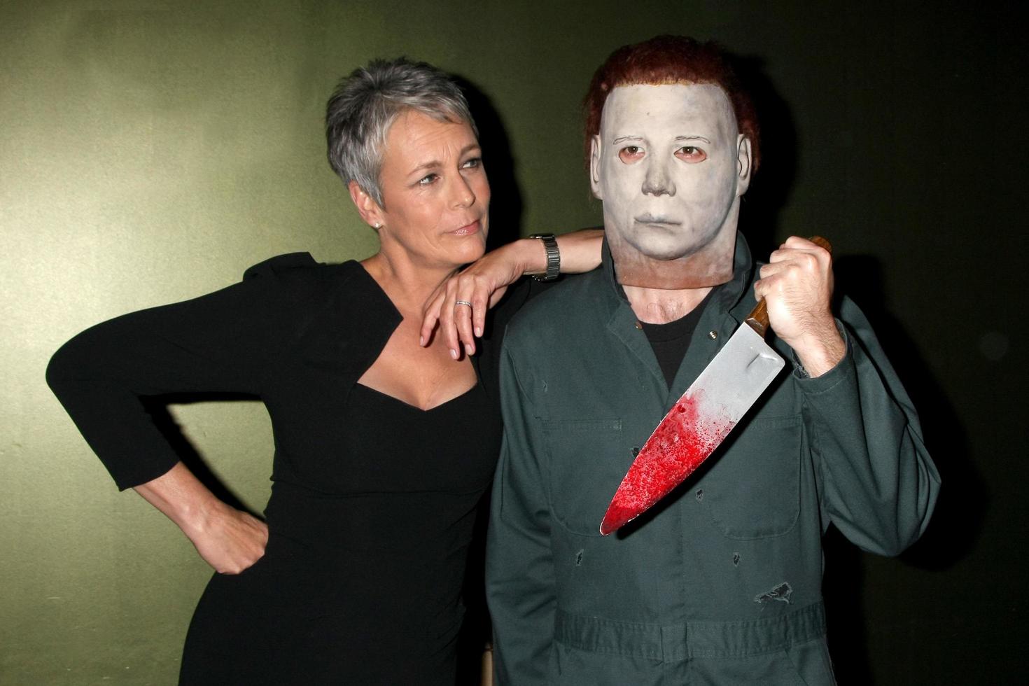 los angeles, 30 de octubre - jamie lee curtis y michael myers disfrazados de invitados en el evento de lanzamiento de halloween de la fundación scare en conga room la live el 30 de octubre de 2011 en los angeles, ca foto