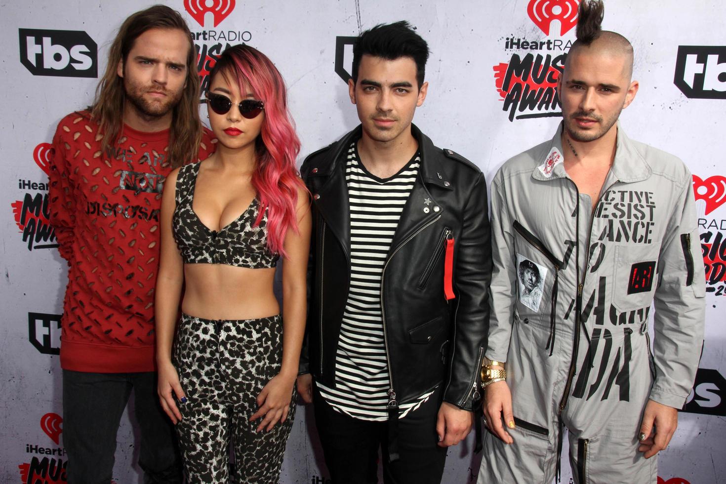 los angeles, 3 de abril - dnce en los iheart radio music awards 2016 llegadas al foro el 3 de abril de 2016 en inglewood, ca foto