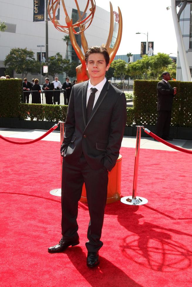 los angeles, 10 de septiembre - jake t austin llegando a los premios emmy creativos en horario estelar llegadas al nokia theater el 10 de septiembre de 2011 en los angeles, ca foto