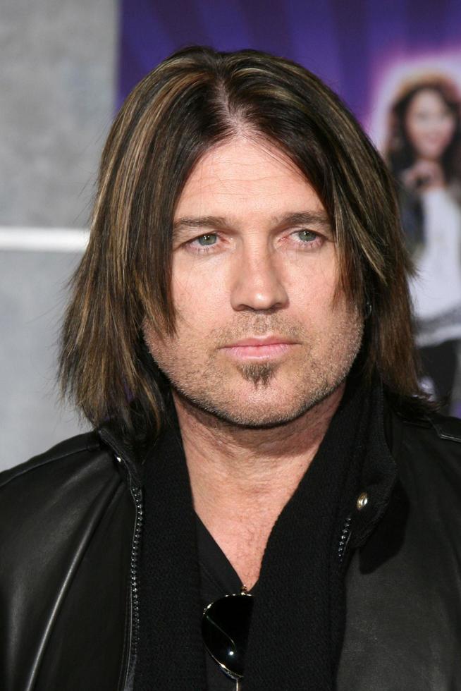 los angeles, 17 de enero - billy ray cyrus llega al estreno de la película del concierto de hannah montana y miley cyrus - lo mejor de ambos mundos en el teatro el capitan el 17 de enero de 2008 en los angeles, ca foto