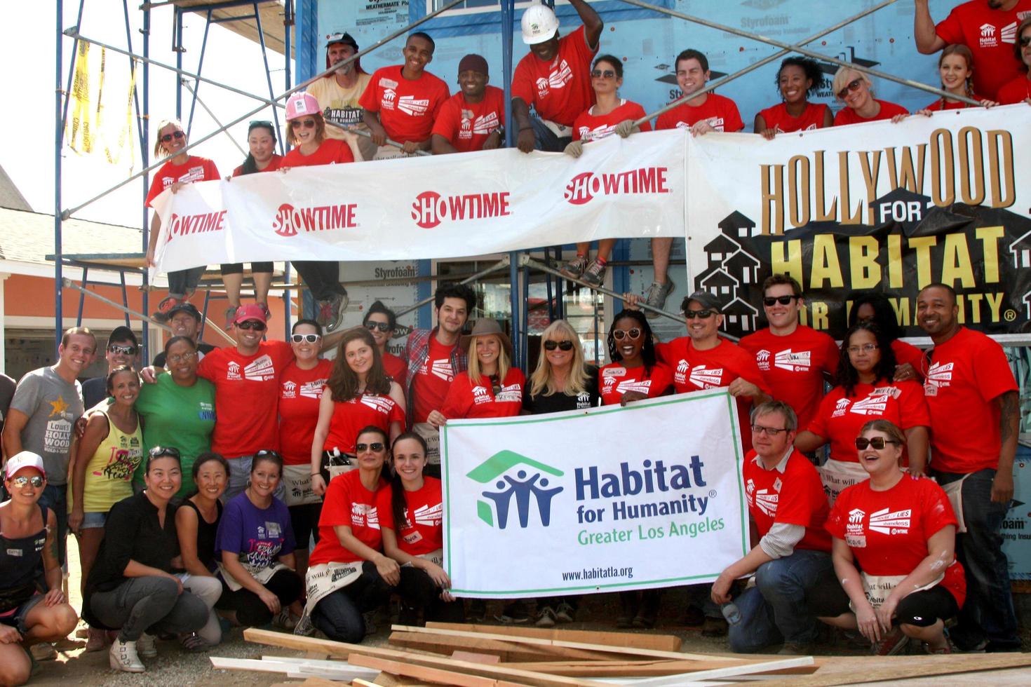 los angeles, 25 de octubre - desvergonzado, casa de mentiras, elenco, personal en el hábitat para la humanidad construido por la casa de mentiras y desvergonzado de showtime en magnolia blvd el 25 de octubre de 2014 en lynwood, ca foto