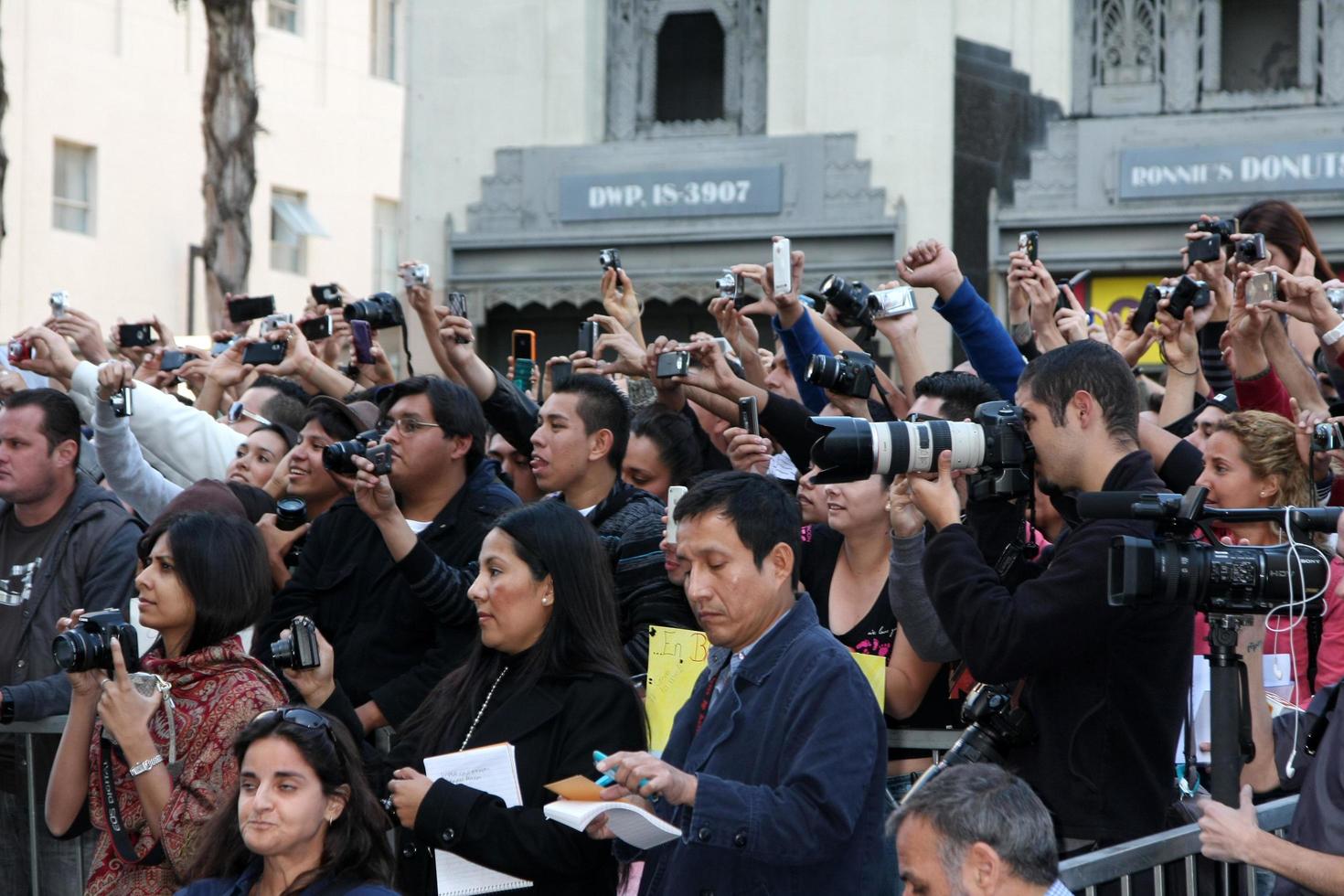 los angeles, 8 de noviembre - fanáticos en la ceremonia del paseo de la fama de hollywood otorgando una estrella a shakira en w hollywood el 8 de noviembre de 2011 en los angeles, ca foto