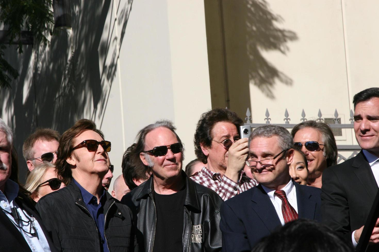 los angeles, 9 de febrero - paul mccartney, neil young en la ceremonia del paseo de la fama de hollywood para paul mccartney en el edificio capital records el 9 de febrero de 2012 en los angeles, ca foto