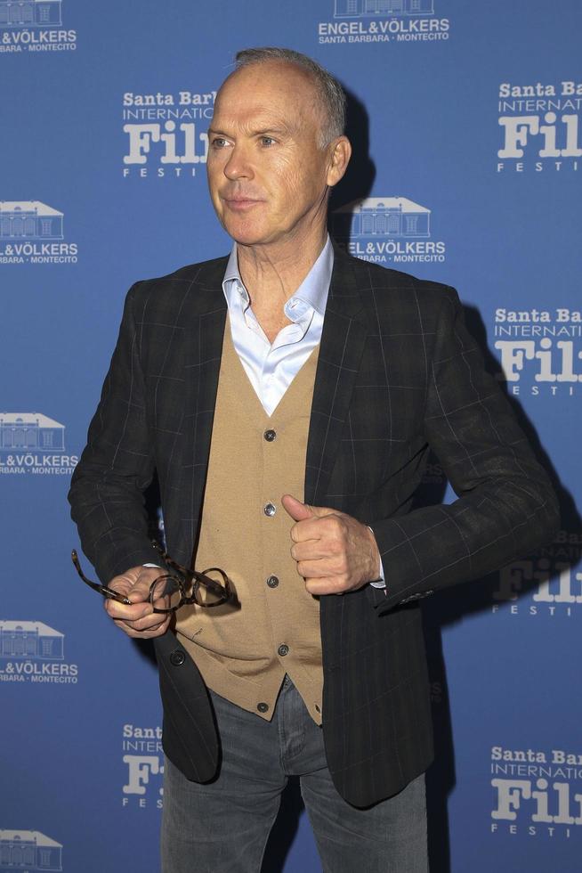 santa barbara, 5 de febrero - michael keaton en el 31º festival internacional de cine de santa barbara, premio riviera americana en el teatro de arlington el 5 de febrero de 2016 en santa barbara, ca foto