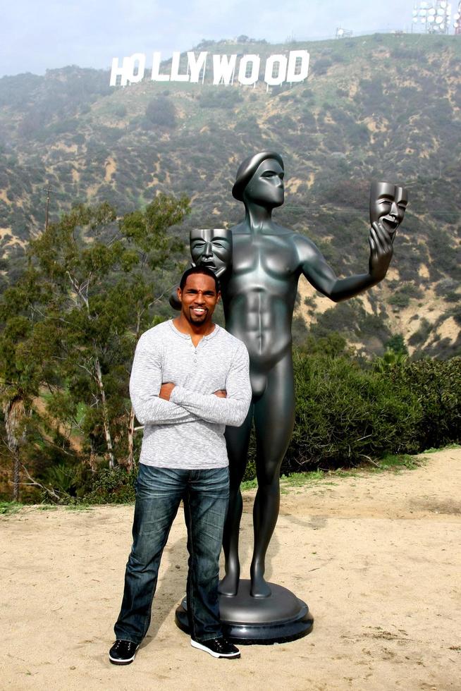 los angeles, 20 de enero - jason george, actor del gremio de actores de pantalla, letrero de hollywood en los premios ag el actor visita el letrero de hollywood en hollywood hills el 20 de enero de 2015 en los angeles, ca foto