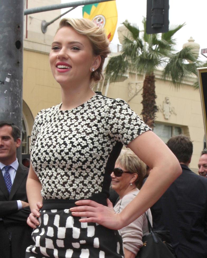 los angeles, 2 de mayo - scarlett johansson en la ceremonia del paseo de la fama de la estrella de scarlett johansson en hollywood boulevard el 2 de mayo de 2012 en los angeles, ca foto