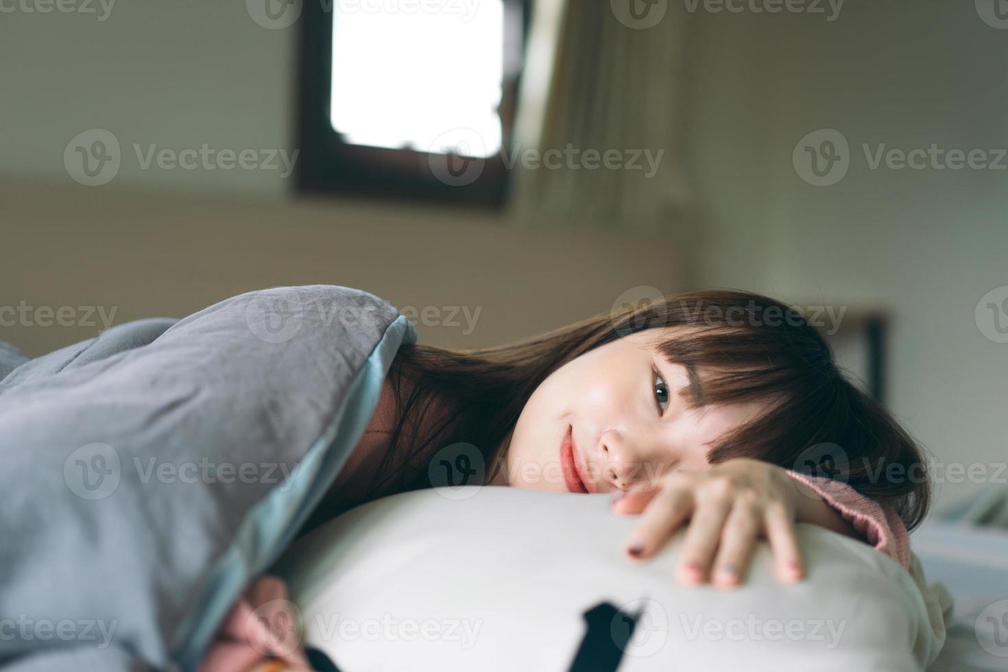 retrato joven asiática linda estudiante mujer usar suéter rosa. foto