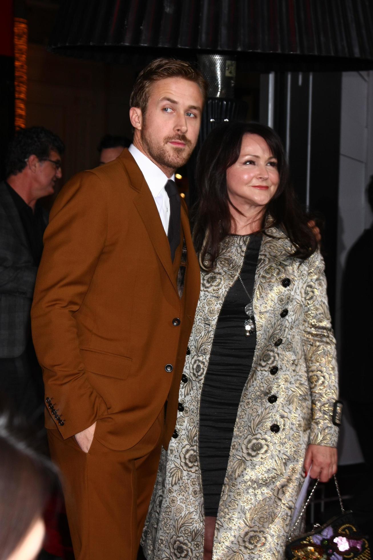 LOS ANGELES, JAN 7 Ryan Gosling, Donna Gosling arrives at the