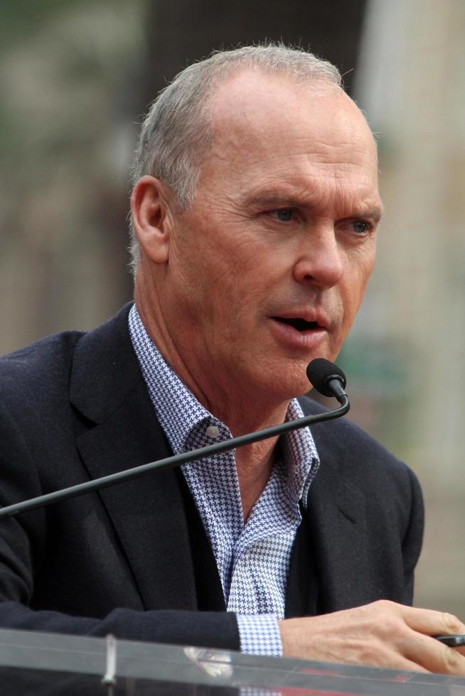 los angeles, 10 de diciembre - michael keaton en la estrella de ron howard en el paseo de la fama de hollywood en el hollywood blvd el 10 de diciembre de 2015 en los angeles, ca foto