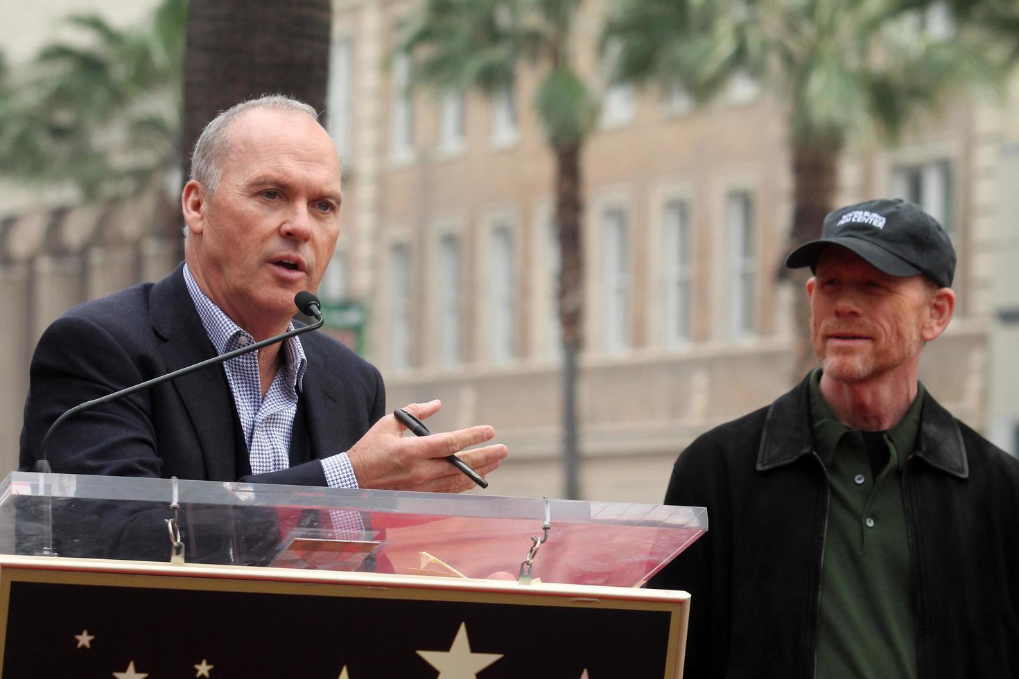 los angeles, 10 de diciembre - michael keaton, ron howard en la estrella de ron howard en el paseo de la fama de hollywood en el hollywood blvd el 10 de diciembre de 2015 en los angeles, ca foto