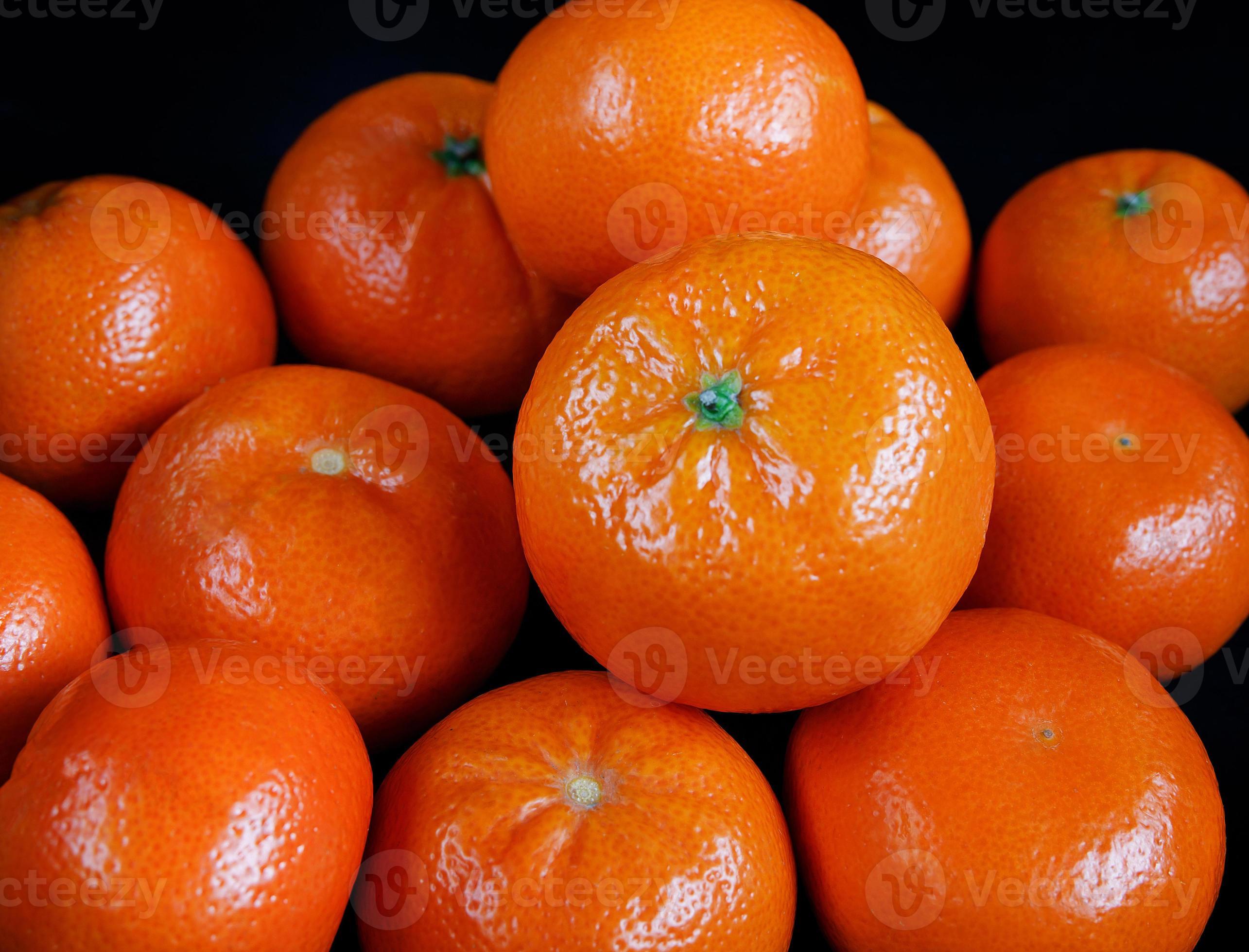 A bunch of fresh tangerines on a black background. 9795750 Stock Photo