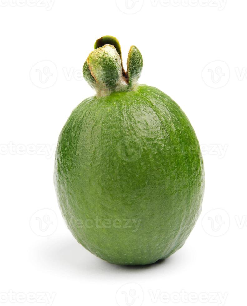 feijoa verde fresco sobre un fondo blanco, aislado. fruta tropical feijoa entera y mitad foto