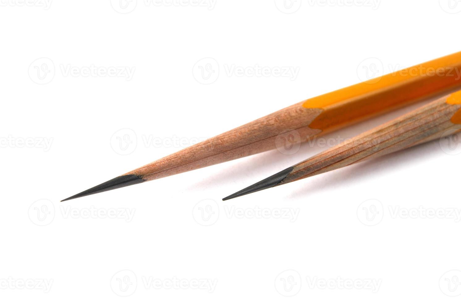 dos lápices sobre un fondo blanco. foto