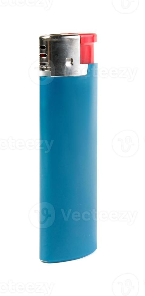 encendedor de cigarrillos azul aislado sobre fondo blanco. foto