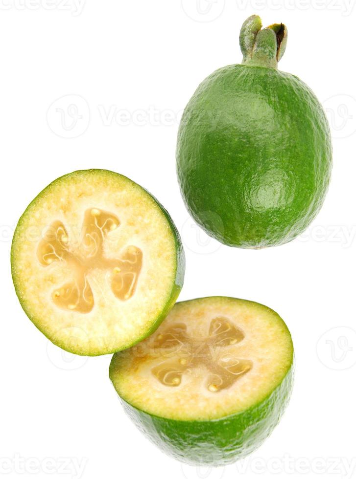 feijoa verde fresco sobre un fondo blanco, aislado. fruta tropical feijoa entera y mitad foto