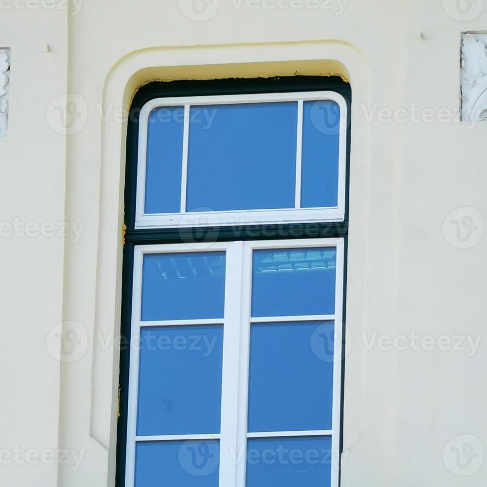 ventana de primer plano en estilo arquitectónico rumano foto