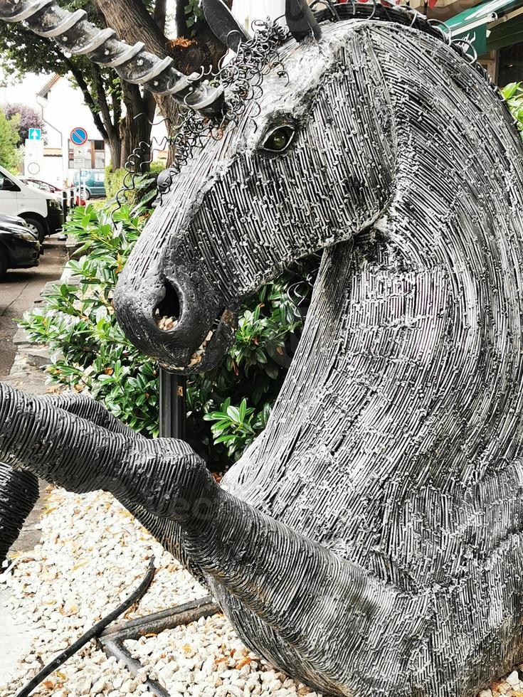 estatua de caballo especial frente a uno de los hoteles de eger foto