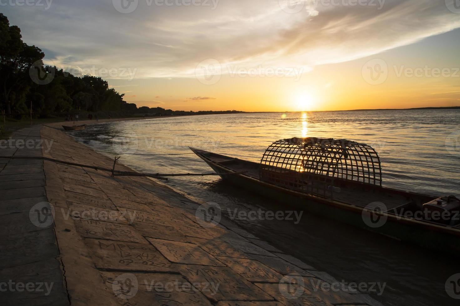 un barco de madera en el mar contra el cielo durante la puesta de sol foto