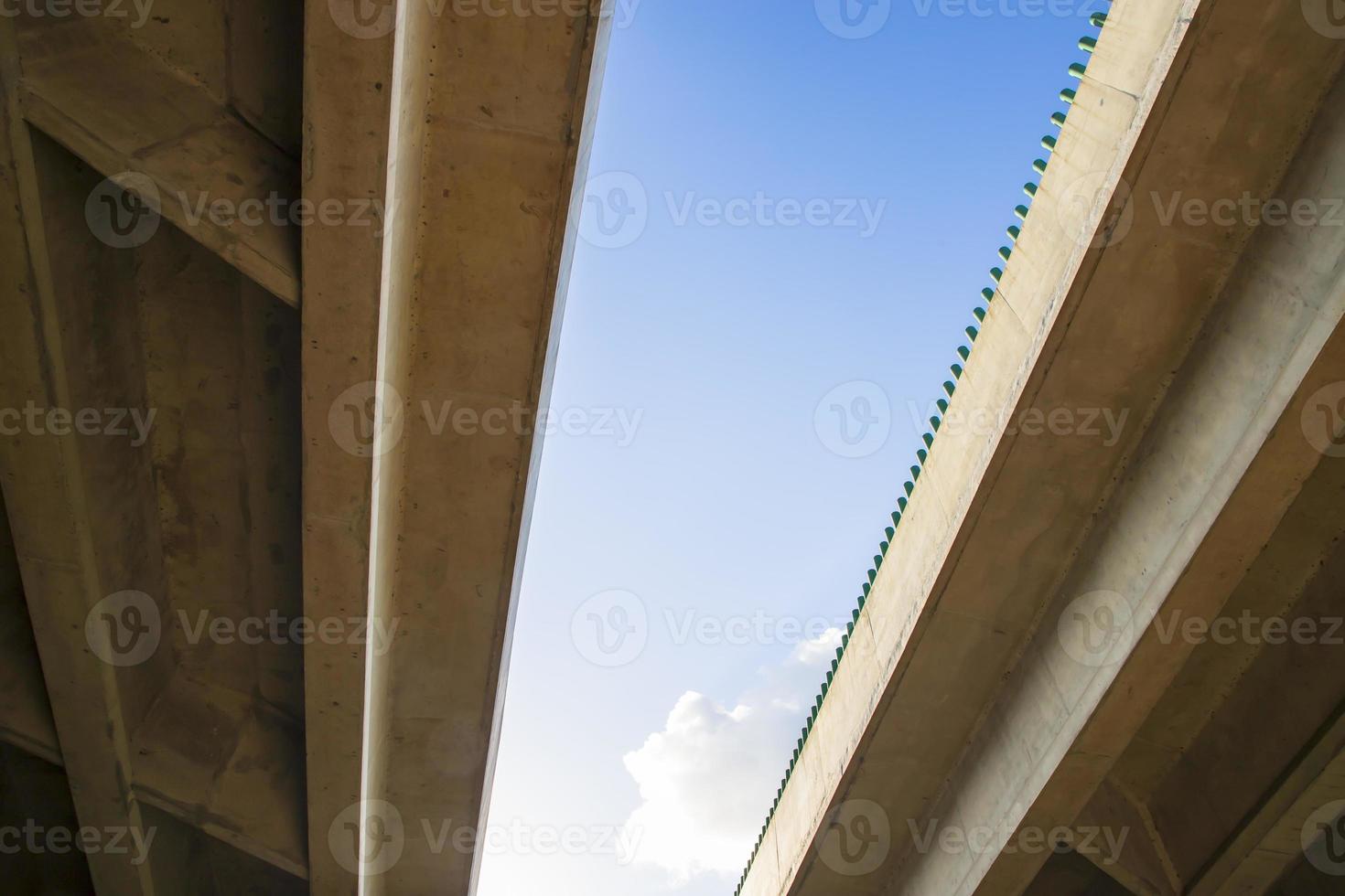 vista hacia el cielo de la intersección de bhanga el puente de la autopista en dhaka-bangladesh foto