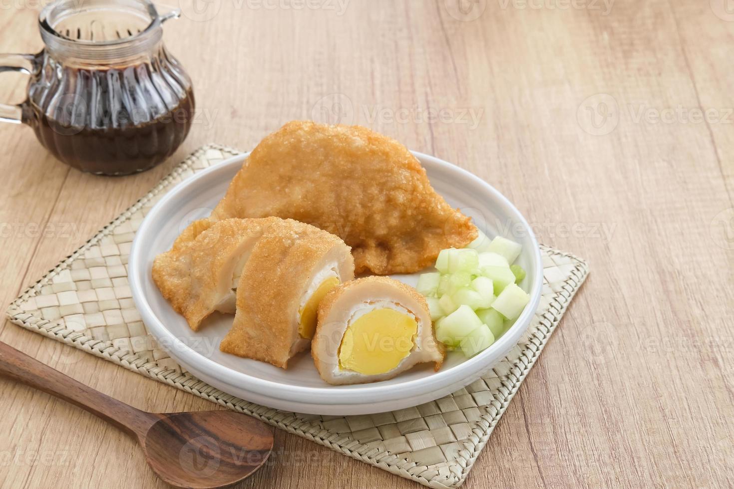 pempek, empek-empek, comida tradicional del sur de sumatra, indonesia. este alimento a base de pescado es muy popular. servido con salsa cuko y rodajas de pepino. foto