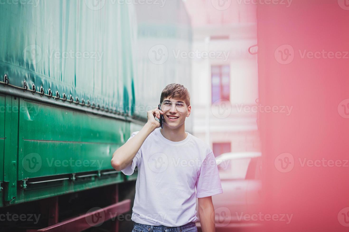 hombre guapo en camiseta en blanco foto