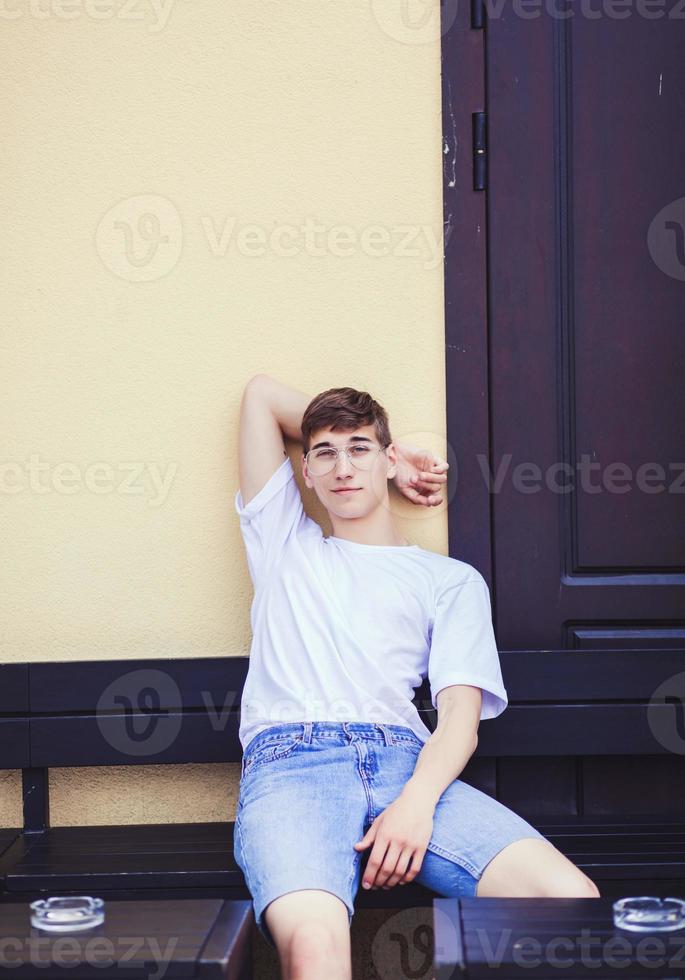 hombre con camiseta blanca foto