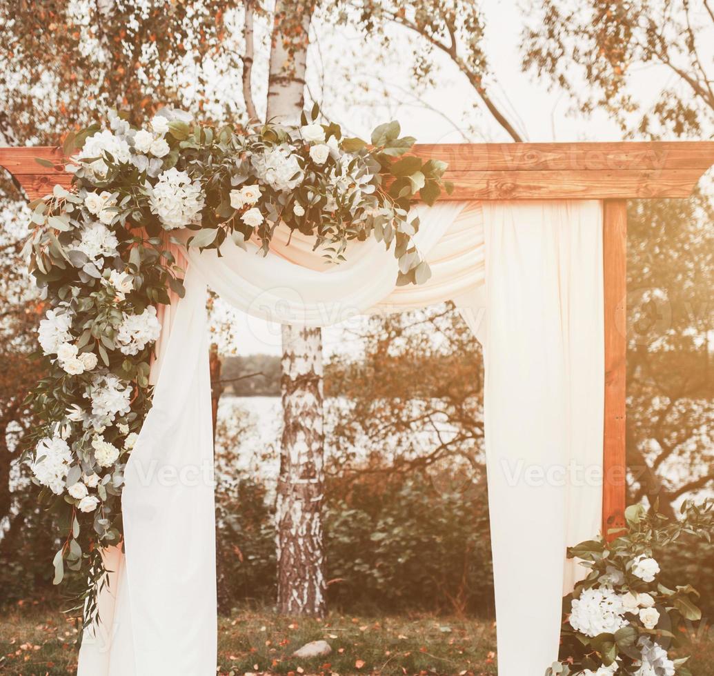 arco de boda decorado con tela y flores 9805135 Foto de stock en Vecteezy arco de boda decorado con tela y flores 9805135 Foto de stock en Vecteezy