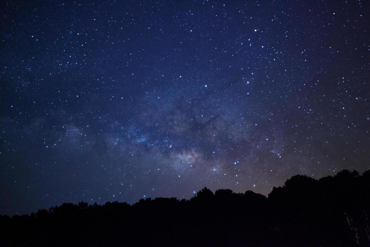 galaxia de la vía láctea con estrellas y polvo espacial en el universo en el parque nacional phuhinrongkla foto