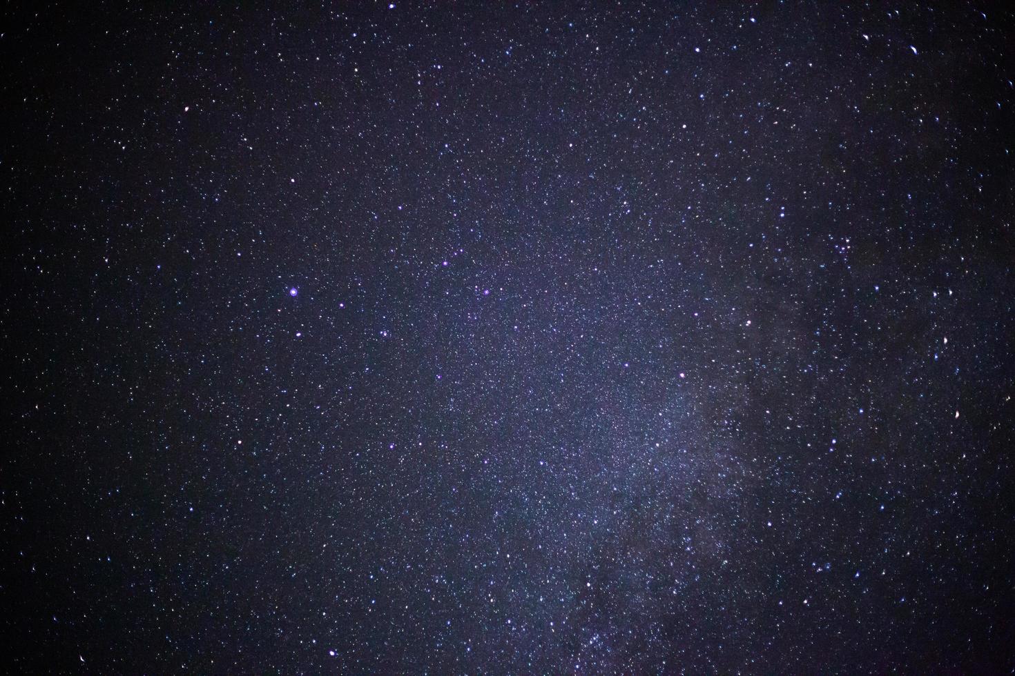 galaxia de la vía láctea y polvo espacial en el universo, fotografía de larga exposición, con grano. foto