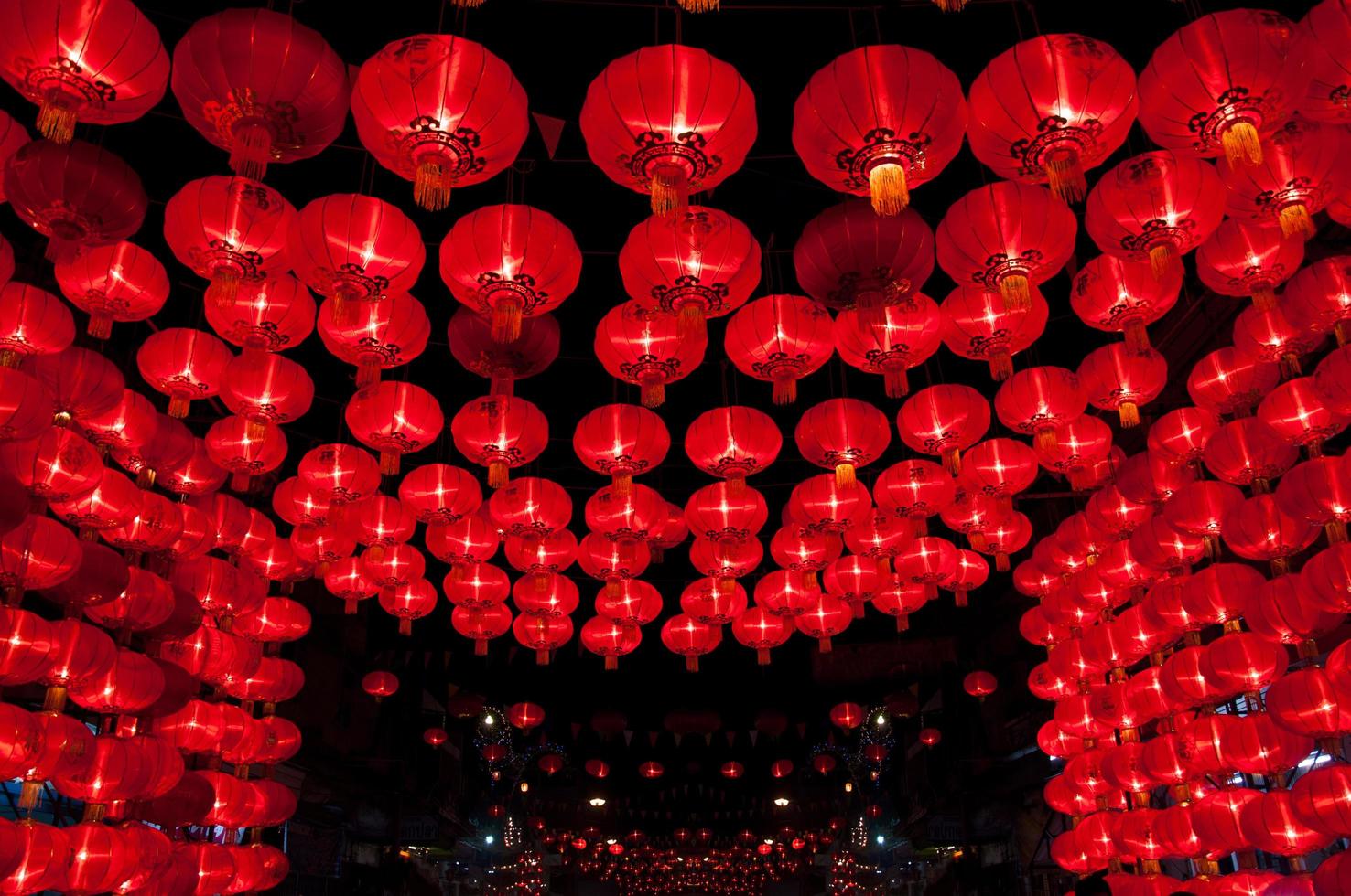 linternas rojas chinas cuelgan para decorar foto