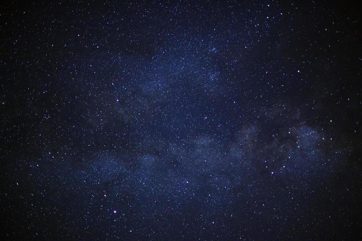 galaxia vía láctea con estrellas y polvo espacial en el universo, fotografía de larga exposición, con grano. foto