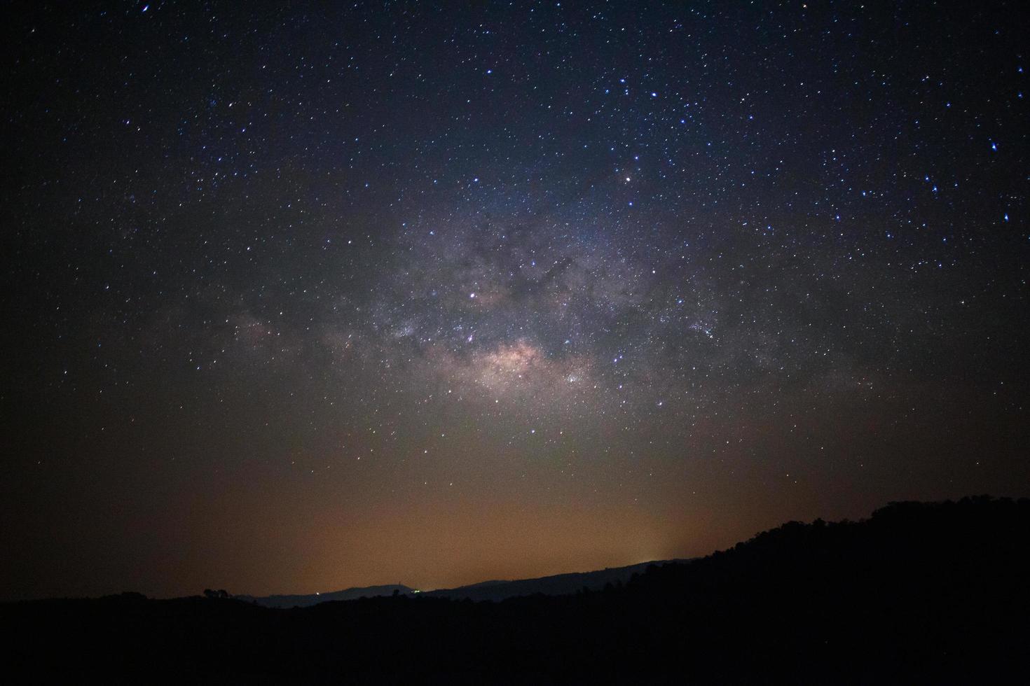 galaxia vía láctea con estrellas y polvo espacial en el universo foto