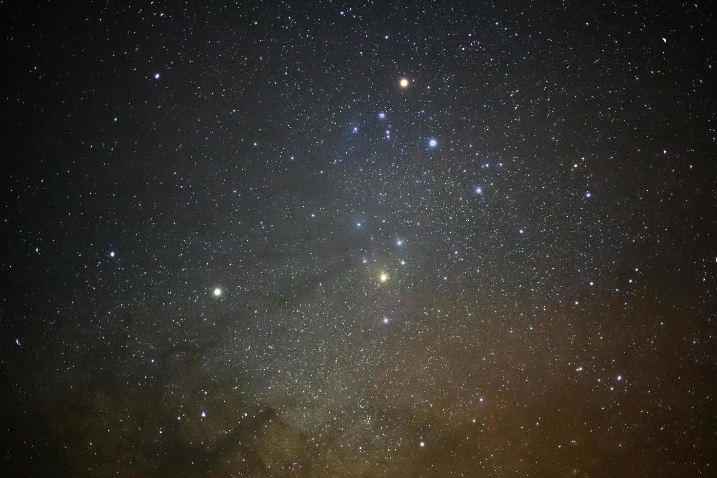 primer plano - una vista de gran angular de la región de antares de la vía láctea foto