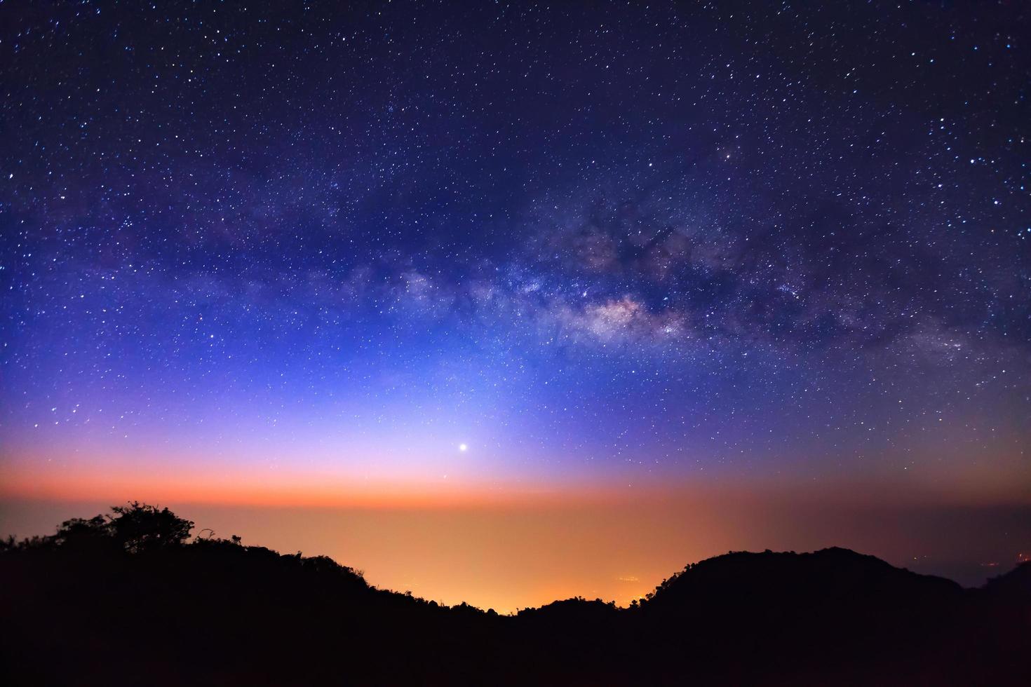 galaxia de la vía láctea en doi luang chiang dao es un 2.225 m. alta montaña en la provincia de chiang mai, tailandia... fotografía de larga exposición con grano foto