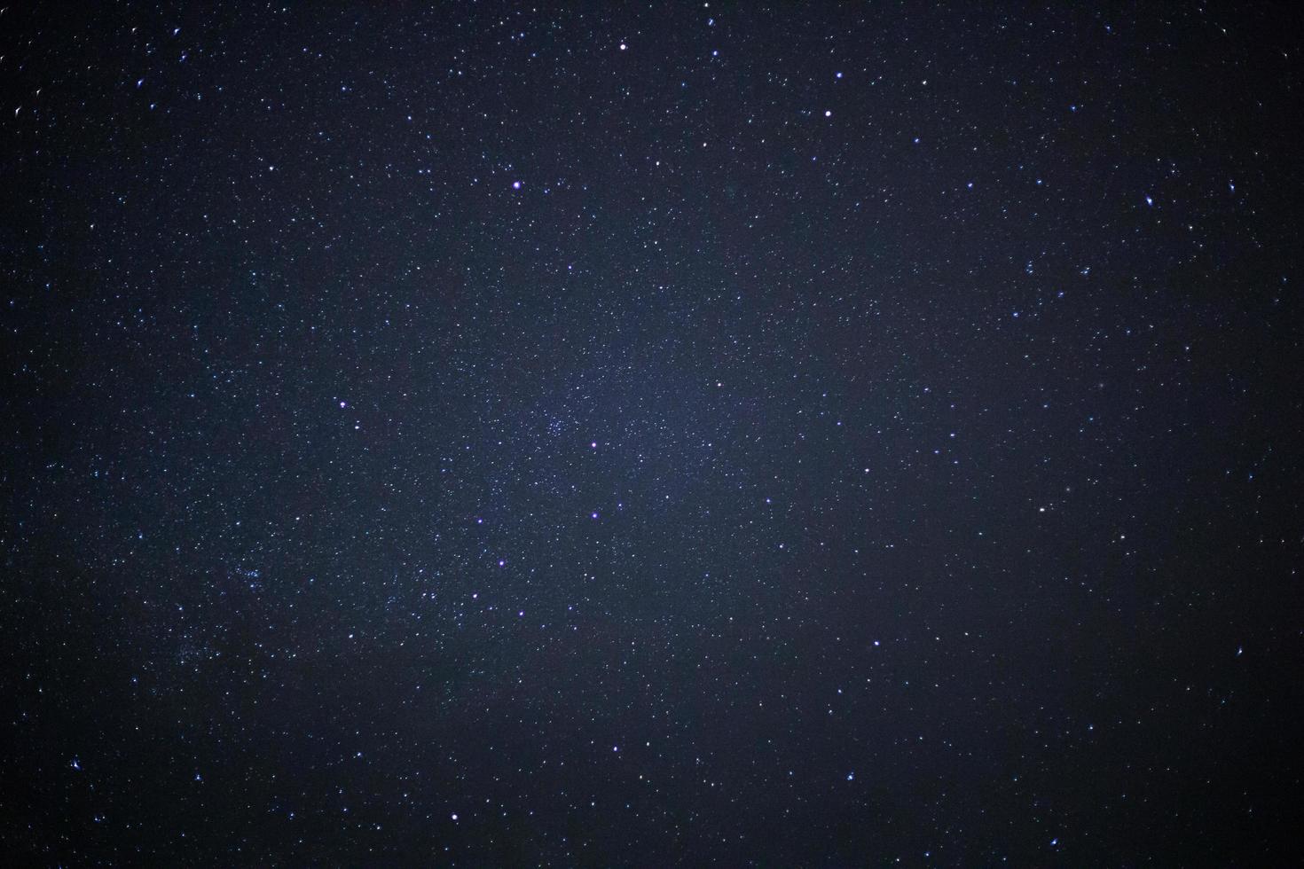 galaxia de la vía láctea y polvo espacial en el universo, fotografía de larga exposición, con grano. foto