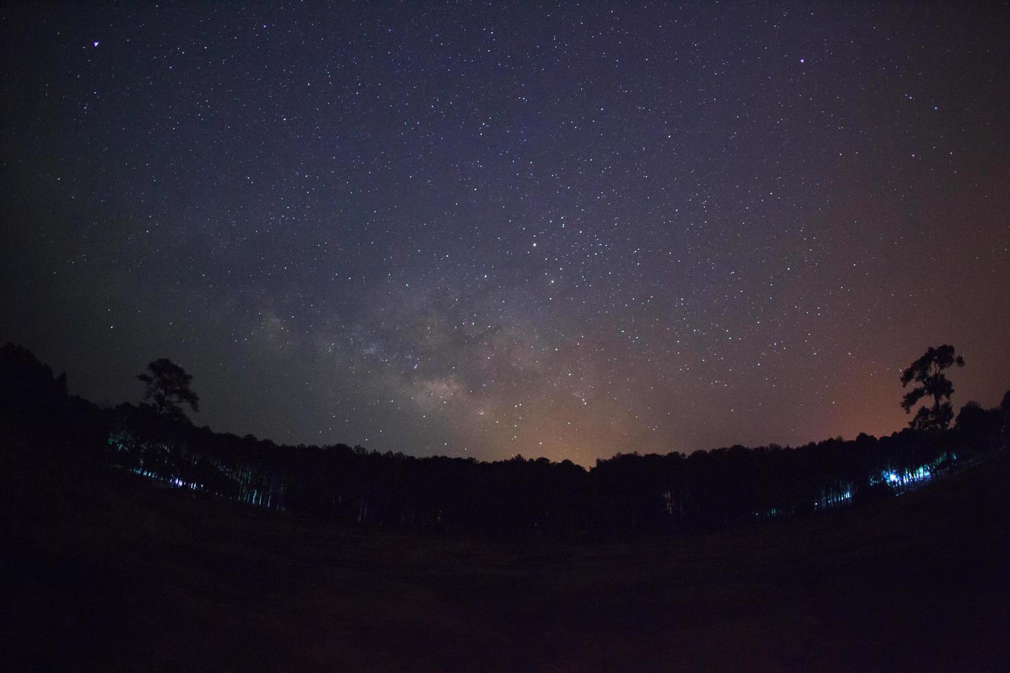 cielo nocturno estrellado, galaxia vía láctea con estrellas y polvo espacial en el universo, fotografía de larga exposición, con grano. foto