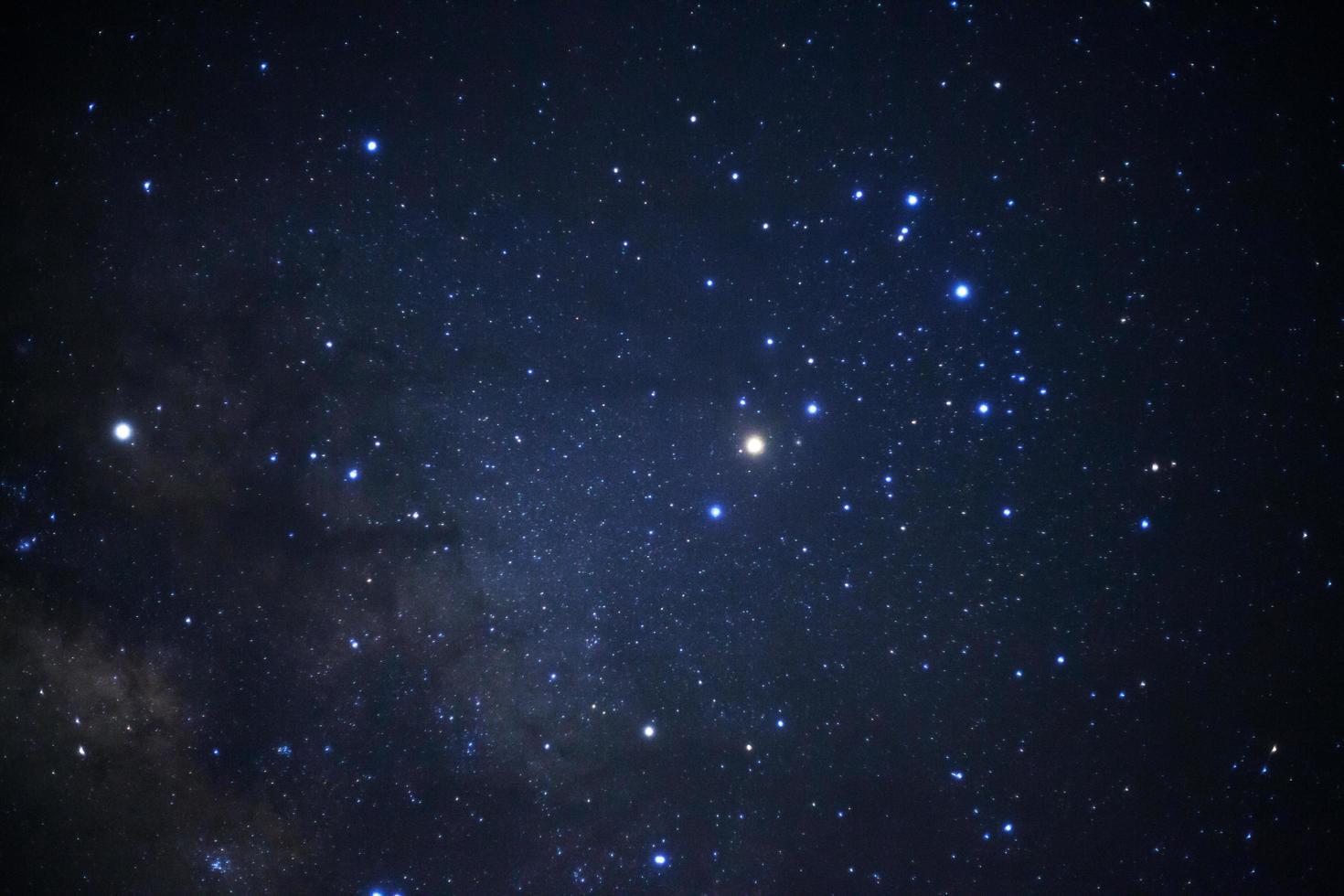 galaxia de la vía láctea y polvo espacial en el universo, fotografía de larga exposición, con grano. foto