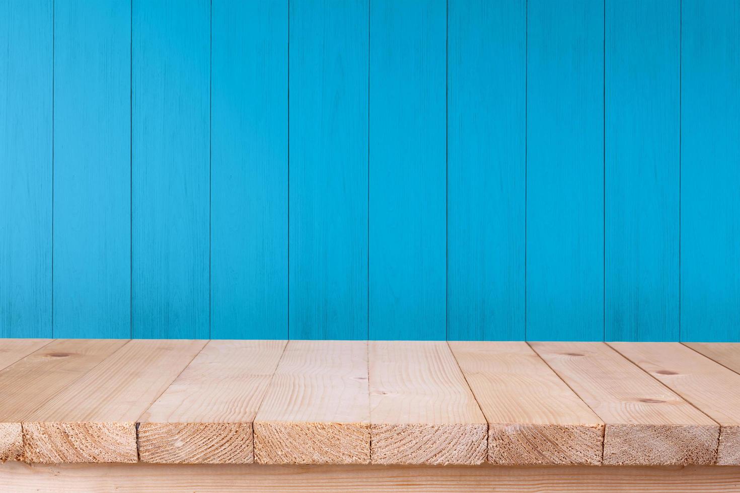 mesa de madera sobre fondo de madera azul foto