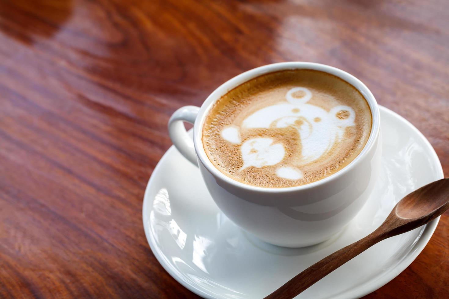 café latte art de primer plano sobre fondo de madera foto